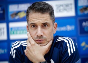 Левски ще преговаря за нов договор с треньора Хулио Веласкес през декември