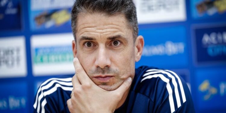 Левски ще преговаря за нов договор с треньора Хулио Веласкес през декември