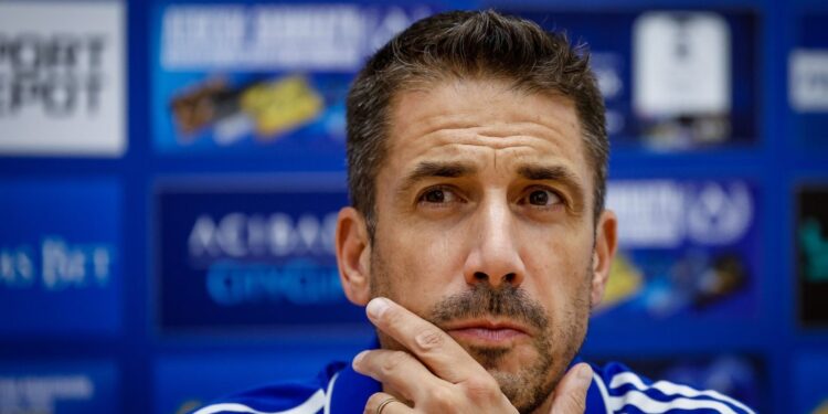 Тъжна новина: Старши треньорът на Левски и двама играчи са наказани от….прочетете още