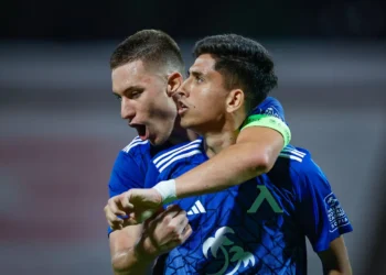 Адски грозно! Фенове на Левски изгориха снимка на Асен Митков и Анди Краев с емоционално послание (ВИДЕО)