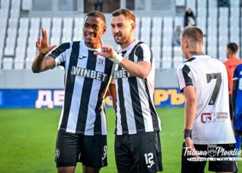 СНИМКИ И ВИДЕО: Локомотив счупи каръка, разби Монтана и се класира за 1/4 финалите на Купата за край на 2025 година