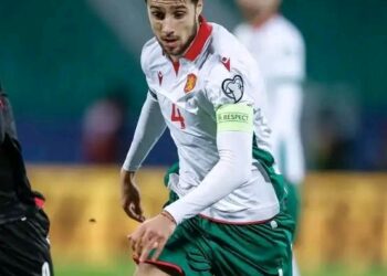 Левски София изненадващо подписа с топ български защитник Илия Груев младши от Лийдс Юнайтед, като клубът му обеща капитанството