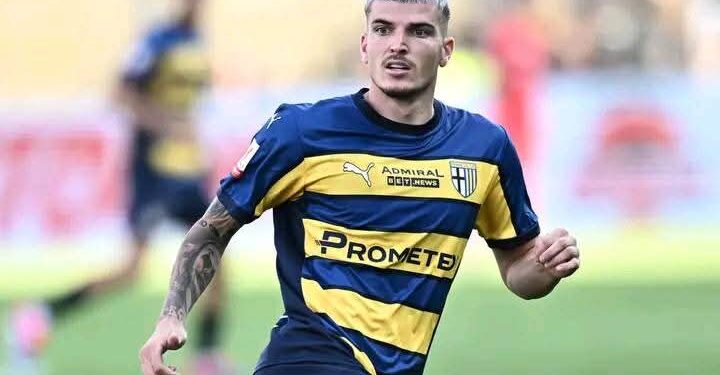 Главният изпълнителен директор на Левски Даниел Боримиров напусна България, за да финализира преговорите с потенциален трансферен играч. Пълни подробности👇