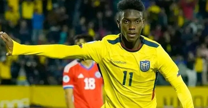 🚨Левски София подписа с еквадорския тийнейджър нападател Алън Обандо с 5-годишен договор и му предостави фланелката с номер 19