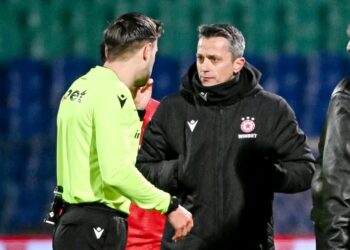 СКАНДАЛ В ЦСКА 1948: Янев скочи на Домусчиев! „Аз решавам!“ 💥 Христо Янев хвърли ръкавицата! 🥊 Треньорът отказа да влезе в тона на силните на деня и постави ултиматум за новата звезда Пиедраита. Ще му коства ли това главата, или Янев най-после ще счупи модела на „куклените треньори“ у нас? 🛡️ „Ще го видите в игра, когато АЗ реша!“ Думите, които разтресоха стадиона! 🏟️ Вижте защо Янев избра войната пред подчинението и какво следва за „червените“! 👇