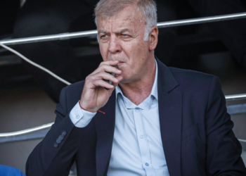 „Аутсайдерът триумфира: Шокиращо разочарование разтърсва класирането в лигата!“