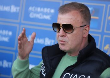 ШОК В ЛЕВСКИ: СИРАКОВ ВЛЯЗЕ В ПРЕГОВОРИ! 🚨🔵 Всичко се променя! Столът на досегашния благодетел се клати, а на хоризонта се задава фигура, която може да промени българските футболни завинаги. 📈 прочетете повече: 👇👇