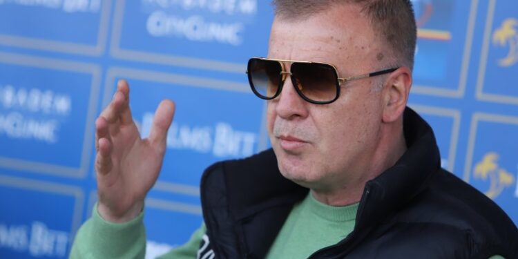 ШОК В ЛЕВСКИ: СИРАКОВ ВЛЯЗЕ В ПРЕГОВОРИ! 🚨🔵 Всичко се променя! Столът на досегашния благодетел се клати, а на хоризонта се задава фигура, която може да промени българските футболни завинаги. 📈 прочетете повече: 👇👇