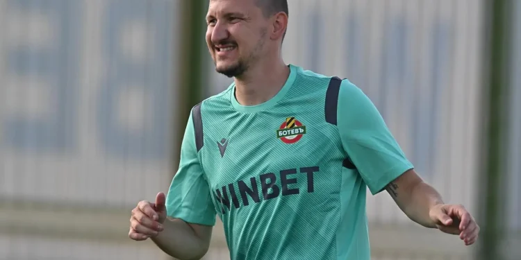 🚨 𝐎𝐅𝐅𝐈𝐂𝐈𝐀𝐋: Тодор Неделев ще отсъства до края на 2026 г., до максимум 10 МЕСЕЦА, потвърждават от Ботев Пл. 🤕‼️ Той е с натрупана предна кръстна връзка.