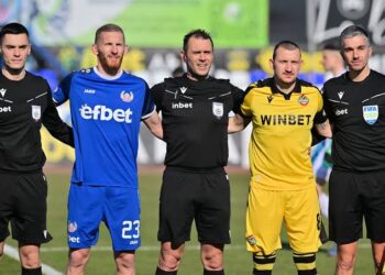 🚨 ТРАНСФЕРНА БОМБА В “ЖЪЛТИТЕ” 🚨 Ботев Plovdiv хвърли на трансферния пазар и привлече истинска машина за голове! 🟡⚽ Хърватският нападател Марко Дуганджич вече е част от “сините”, а феновете вече мечтаят за голове, победи и незабравими вечери на стадион “Георги Аспарухов”. Но дали той е нападателят, който ще върне Ботев на върха? 👀🔥 👉 Прочетете цялата история и вижте защо този трансфер разтърси българския футбол!