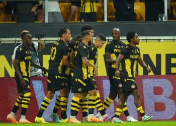 🔥 Ботев ЩЕ ИЗГОРИ! Над 10 000 нахлуват в „жълтите“ за дербито, което може да обърне сезона с главата надолу! 💥 Ботев пловдив излиза за битка на живот и смърт на стадион „Георги Аспарухов“, а напрежението вече разкъсва нервите на целия град! Това не е просто мач, това е чест, гордост и война за столицата! 🟡⚔️ Ще има ли нов герой? Ще падне ли крепостта? Кликнете и прочетете всичко преди първия съдийски сигнал! 👀🔥.