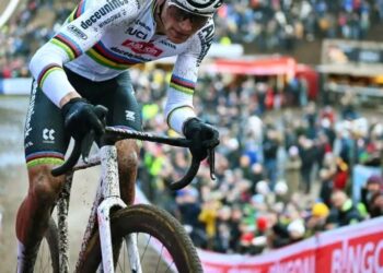 Netflix onthult de snelste documentaire ooit over Mathieu van der Poels onstuitbare triomf in Koksijde: drie starts, drie overwinningen op het zand…..