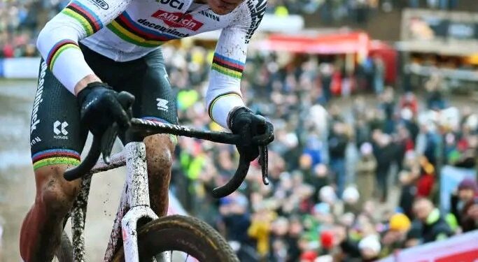 Netflix onthult de snelste documentaire ooit over Mathieu van der Poels onstuitbare triomf in Koksijde: drie starts, drie overwinningen op het zand…..