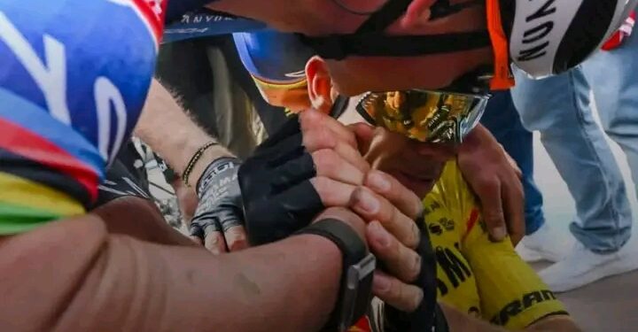 Nieuws van vandaag: Mathieu van der Poel toonde een ware sportieve geste door Wout van Aert te feliciteren met zijn eerste overwinning in Parijs-Roubaix met een… Lees meer 👇