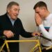 Eddy Merckx schonk Mathieu van der Poel een vintage fiets waarmee hij in 1974 de Tour de France won, met de ontroerende boodschap: “Je hebt een vuur. Laat het lawaai het niet doven.” Een bescheiden maar krachtig gebaar dat een hele nieuwe generatie wielrenners zou kunnen inspireren. Mathieu van der Poel reageerde op dit geschenk met een kleine daad die Eddy Merckx diep ontroerde en hem tot tranen toe roerde…!!!!