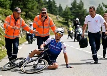🚨 SCHOKNIEUWS: Slechts twaalf uur na het verschrikkelijke ongeluk tijdens de trainingssessie heeft het team van Mathieu van der Poel de stilte doorbroken met een schokkende verklaring die heel België op zijn grondvesten doet daveren! Het vervormde gezicht en de tranen van de kampioen spraken boekdelen. Maar de echte klap kwam van de hoofddokter met tien fatale woorden: “Zijn carrière is niet meer te redden…” Het duistere geheim rond de ware oorzaak van het ongeval komt langzaam naar boven en zaait paniek in het team! 👇👇