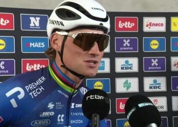 Mathieu van der Poel heeft tijdens Parijs-Roubaix per ongeluk een belangrijk detail onthuld over de nog niet uitgebrachte racefietspedalen van Shimano 🤯