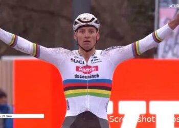 De zet die Wout van Aert sprakeloos maakte: Van der Poels 60 kilometer lange solo-zelfmoordmissie.