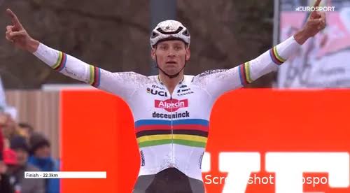 De zet die Wout van Aert sprakeloos maakte: Van der Poels 60 kilometer lange solo-zelfmoordmissie.