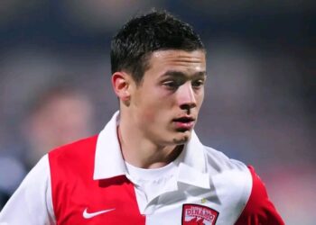 Dinamo București este pe punctul de a trăi un moment puternic și emoționant, în timp ce clubul se pregătește să readucă acasă un fost erou, stârnind entuziasm în rândul întregii suflări dinamoviste. Vestea acordului confirmat s-a răspândit rapid, iar suporterii așteaptă cu nerăbdare ceea ce ar putea deveni una dintre cele mai memorabile reuniuni din istoria recentă a clubului….⤵️⤵️