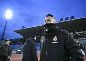 🚨 Христо Янев ХВЪРЛИ БОМБА в ЦСКА! 🚨 Едно изречение за похвала към отбора. Едно послание, което удари като чук. Легендата на ЦСКА каза всичко ясно: талантът не струва нищо без отношение. Червената фланелка се печели всяка минута и няма недосегаеми. Пастор го усети. Цялата „Армия“ го чу. 👉 Прочети пълната история, която разпали феновете на ЦСКА и разтърси съблекалнята. Това е лидерство. Това е ЦСКА.
