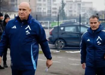 ШОК НА „ГЕРЕНА“: ГЛАВИТЕ ЗАПОЧНАХА ДА ПАДАТ! 💣🔵 Всички мислеха, че загубата за Суперкупата е краят на драмата, но истинската война току-що започна вътре в съблекалнята!  Наско Сираков официално дръпна спусъка ключова фигура е ВЪН от клуба след мащабен скандал. Това не беше просто несъгласие, а пълен крах на авторитетите!  Това ли е началото на края за ерата „Веласкес“? Лидерът в първенството е в пълен хаос! 📉  👇 КОЙ Е ВЪН И ЗАЩО? ВИЖТЕ ЕКСКЛУЗИВНО ТУК: