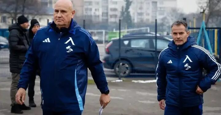 ШОК НА „ГЕРЕНА“: ГЛАВИТЕ ЗАПОЧНАХА ДА ПАДАТ! 💣🔵 Всички мислеха, че загубата за Суперкупата е краят на драмата, но истинската война току-що започна вътре в съблекалнята! Наско Сираков официално дръпна спусъка ключова фигура е ВЪН от клуба след мащабен скандал. Това не беше просто несъгласие, а пълен крах на авторитетите! Това ли е началото на края за ерата „Веласкес“? Лидерът в първенството е в пълен хаос! 📉 👇 КОЙ Е ВЪН И ЗАЩО? ВИЖТЕ ЕКСКЛУЗИВНО ТУК: