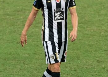La direction d’Angers SCO fait signer un contrat de quatre ans à l’ancien capitaine d’Arsenal Laurent Koscielny, actuellement libre de tout engagement ; des examens médicaux ont été programmés.