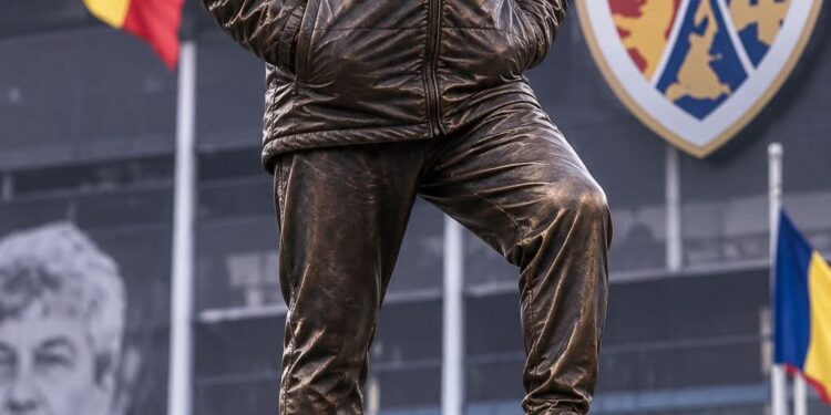 Pentru Totdeauna în Amintire: Dinamo București ar fi dezvelit o nouă statuie impresionantă dedicată fostului antrenor legendar Mircea Lucescu, creând un moment emoționant pentru suporteri și declanșând, în același timp, o dezbatere aprinsă cu privire la bogata istorie a clubului și la recunoașterea acordată celor mai mari figuri ale sale. 👇