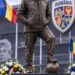 Pentru Totdeauna în Amintire: Dinamo București ar fi dezvelit o nouă statuie impresionantă dedicată fostului antrenor legendar Mircea Lucescu, creând un moment emoționant pentru suporteri și declanșând, în același timp, o dezbatere aprinsă cu privire la bogata istorie a clubului și la recunoașterea acordată celor mai mari figuri ale sale. 👇