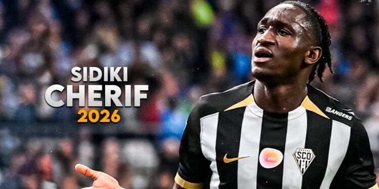 Angers SCO a réalisé l’impossible à la toute dernière minute. Après avoir trouvé un accord pour le remplaçant idéal de Sidiki Cherif, le club a annoncé que sa nouvelle recrue se situe bien au-dessus du niveau du football français…