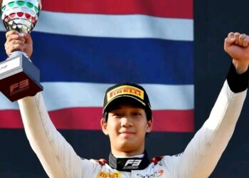 🔥🏁 ГОЛЯМ ФИНАЛ НА „МОНЦА“! 🇹🇭🥇 Търн Тасанапол Интрафувасак завърши сезон 2026 във FIA Formula 3 по възможно най-впечатляващия начин – с ПОБЕДА в основното състезание! 😱 Тайландският талант записа третия си успех за годината и сложи силен край на кампанията си. Какво ли предстои за него след този впечатляващ финал? 👀 👉 Всички подробности – линкът е в коментарите! #FIAF3 #Monza