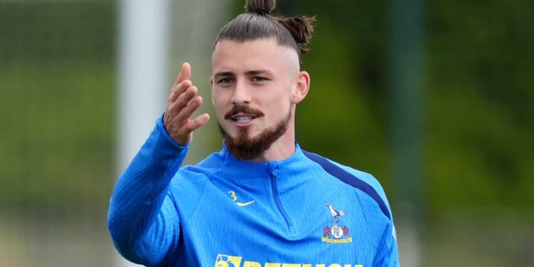„Există deja mai multe oferte pe masă”: Radu Drăgușin a depus o solicitare de transfer la Dinamo.