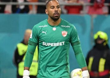 Portarul Devis Epassy își anunță retragerea și plecarea de la Dinamo…